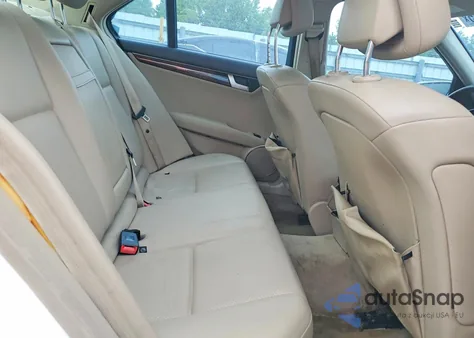 2013 Mercedes-Benz C 250 z USA, uszkodzony, nr VIN WDDGF4HB3DR288016